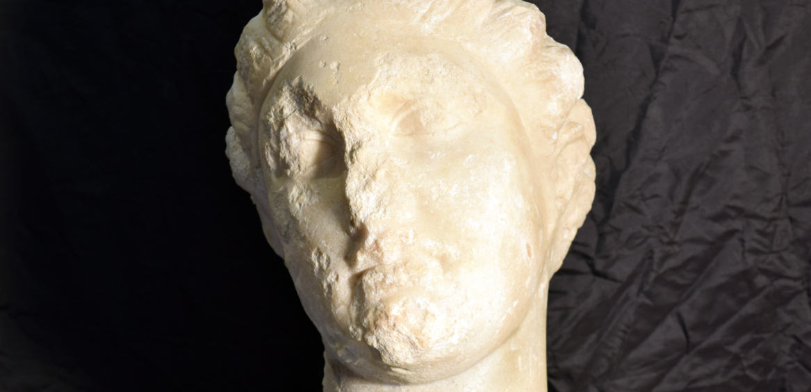 Apareix un cap d\'escultura romana de marbre durant les excavacions arqueològiques