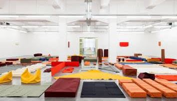 Performance de Franz E. Walther al Palau Velázquez