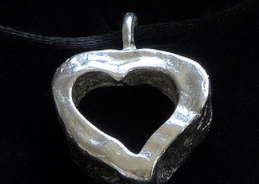 Un cor en bronze, última creació de Lluís Ribas