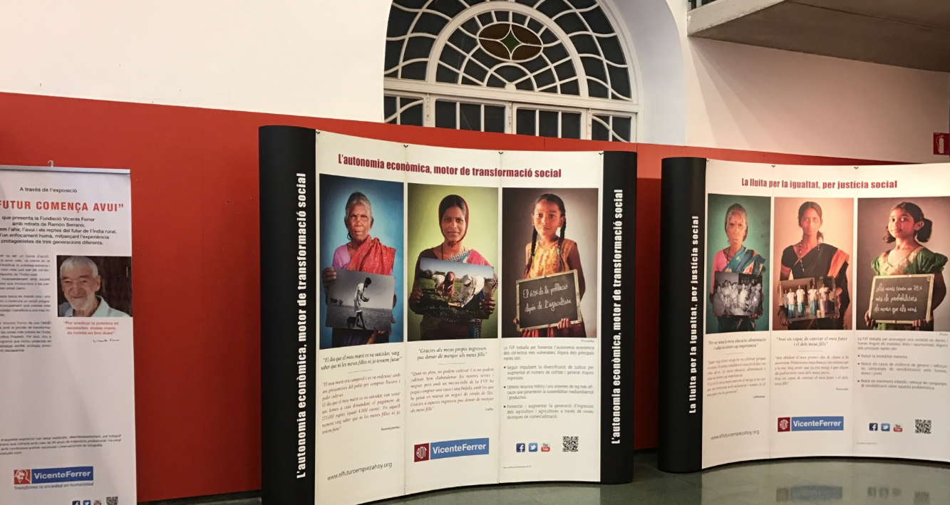 Exposició de la Fundació Vicente Ferrer al Teatre Municipal