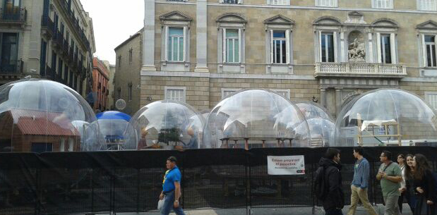 Instal·lació de Quim Domene i Toti Toronell a la Plaça de Sant Jaume