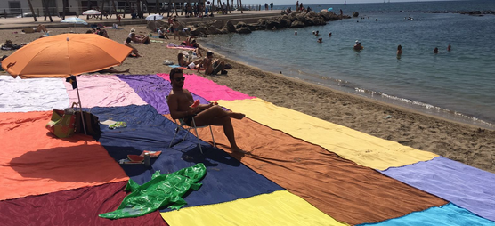 Hugo Israel realitza una performance reivindicant la necessitat d\'un turisme sostenible a les Illes Balears