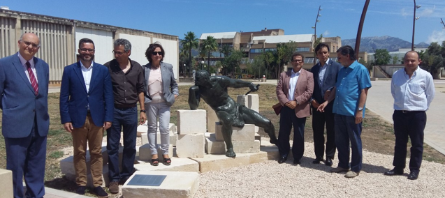 Cort cedeix a la UIB una escultura dedicada a Guillem Sagrera