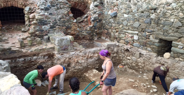 Excavacions per recuperar l\'antic camí de la vila medieval