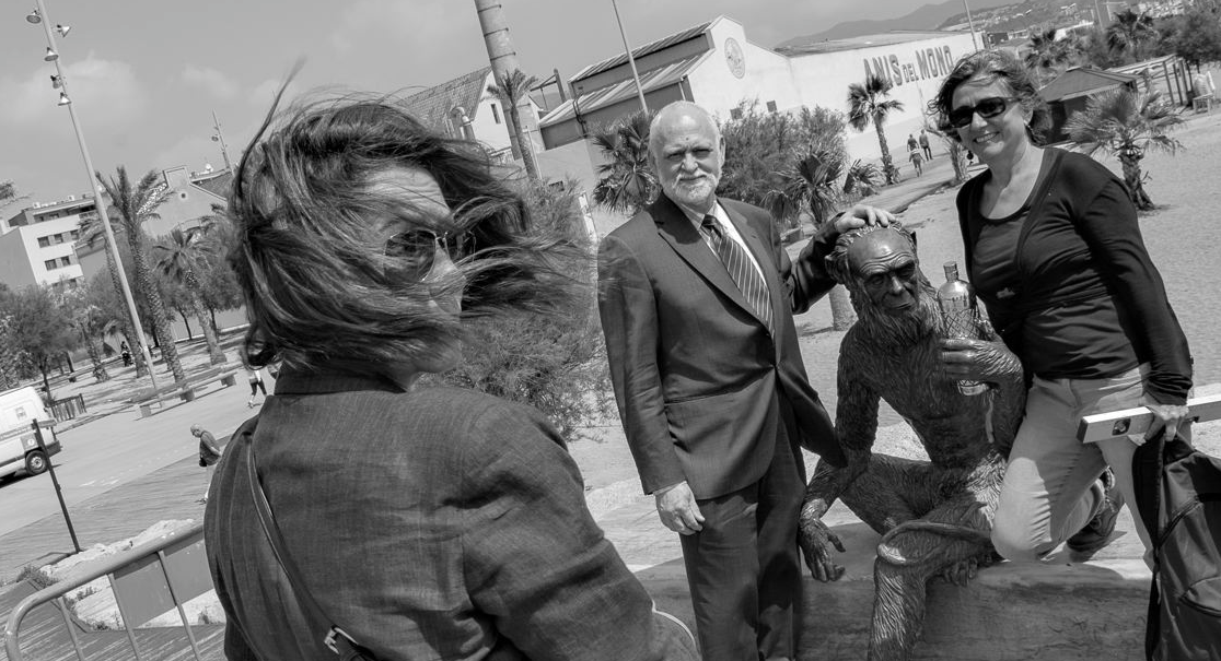 Susanna Ruiz repara l\'escultura del Pont del Petroli