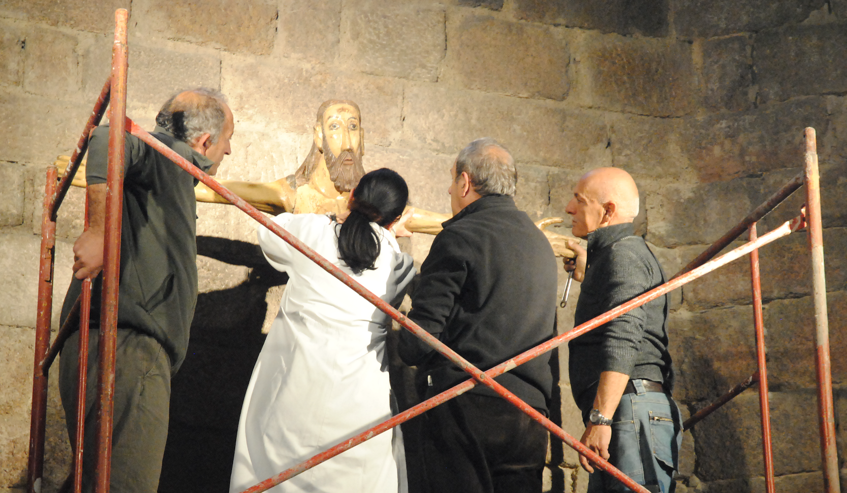 Arriba la talla de policromia de l\'altar de la parròquia del Monestir