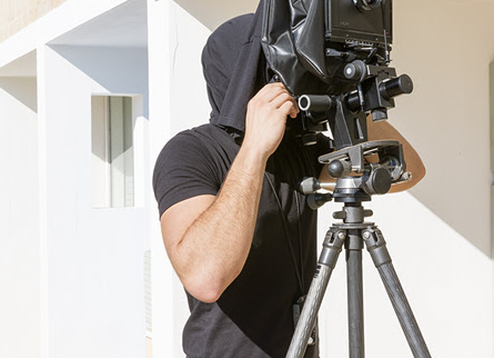 Juan Baraja, artista en residència a Addaya, treballa sobre el taller de Miró a Palma