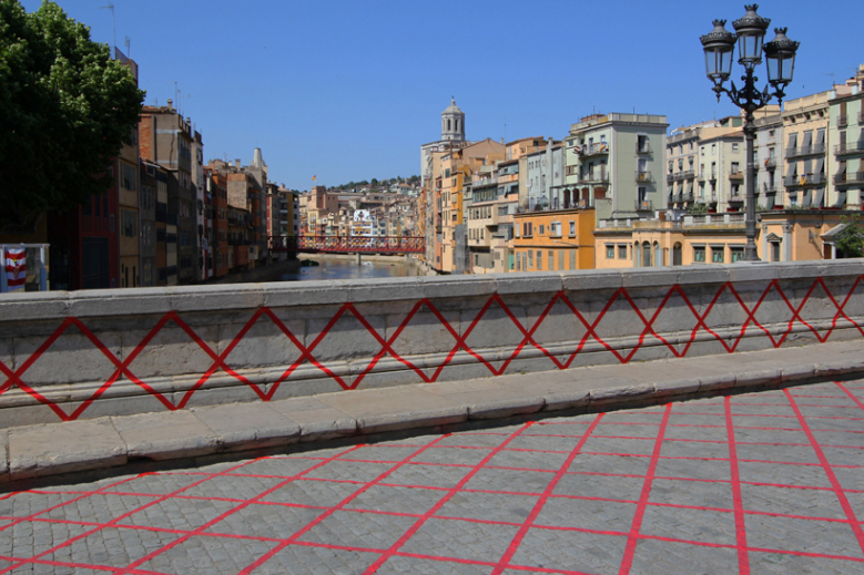 Josep Fernàndez Margalef transforma el Pont de Pedra durant el darrer Inund\'Art