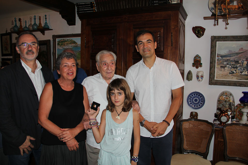 L\'arquitecte Valentí Valls Serra rep la insignia del COAC pels seus 75 anys de col·legiat