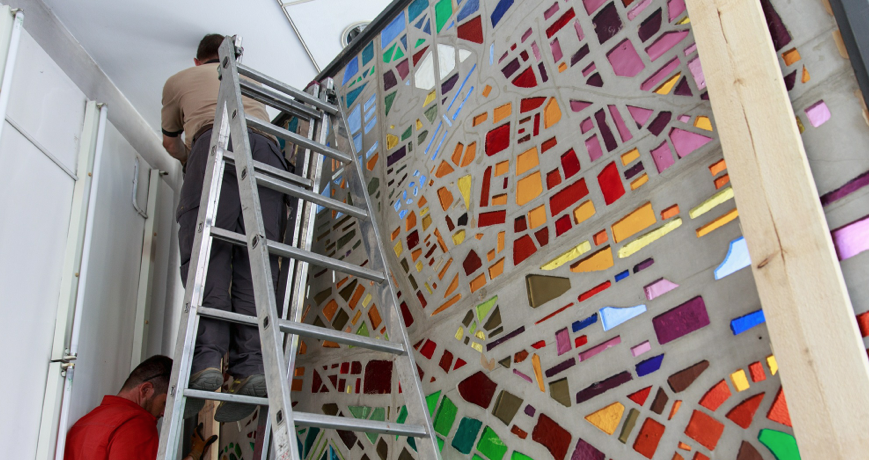 El vitrall de Fita de l’antiga seu de Progrup, al fons municipal