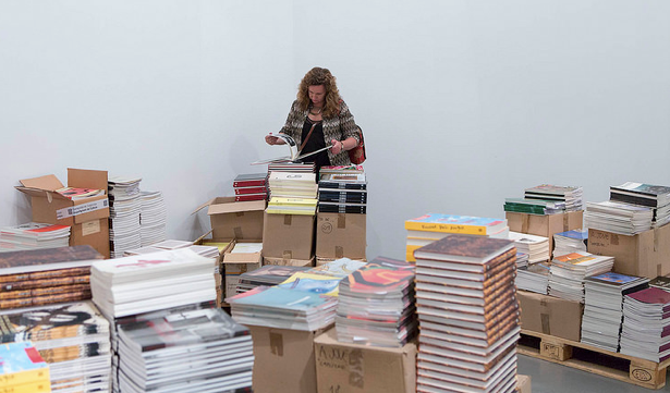 Acció d\'Antònia del Río per a Rebost Solidari a la Galeria Sicart