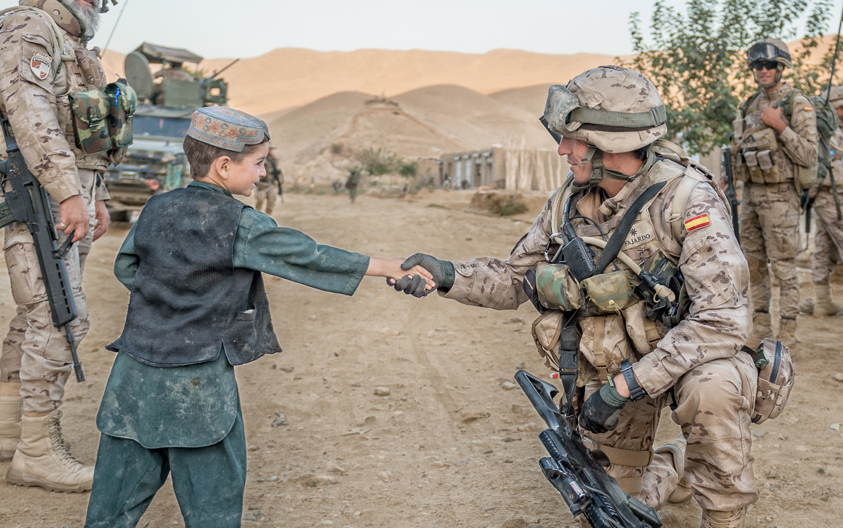 Fotos de Paco Huertas de l\'exèrcit a l\'Afganistan en el Passeig de Valdelasfuentes