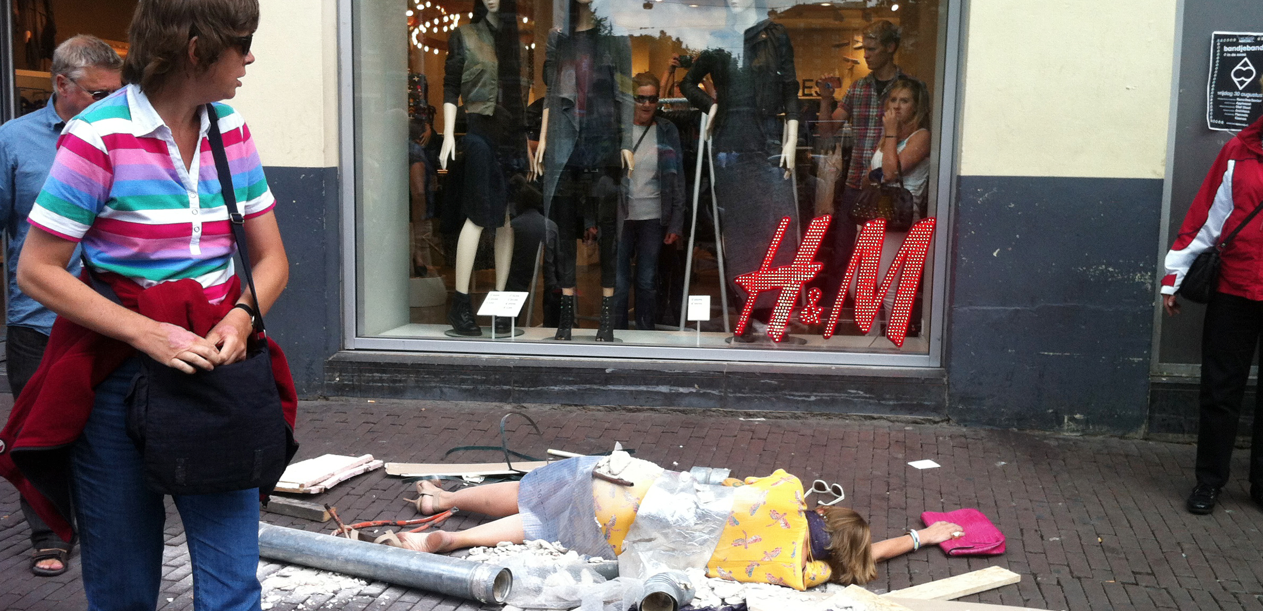 Taller d\'art d\'acció d\'Yolanda Domínguez a la galeria BAT amb motiu d\'Art Madrid