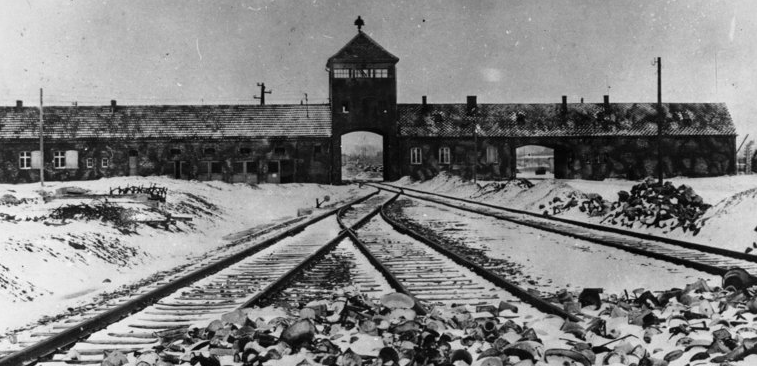 Sis-cents estudiants de secundària recorden les víctimes de l’Holocaust a Barcelona i La Jonquera