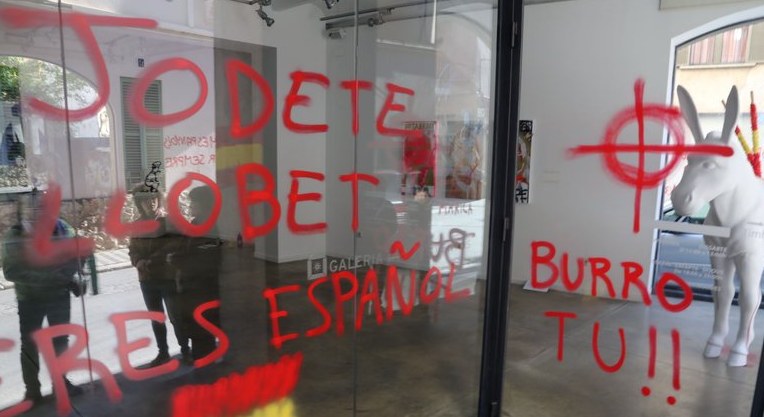 Atac a la Galeria Dolors Ventós per l’exposició d’Albert Llobet