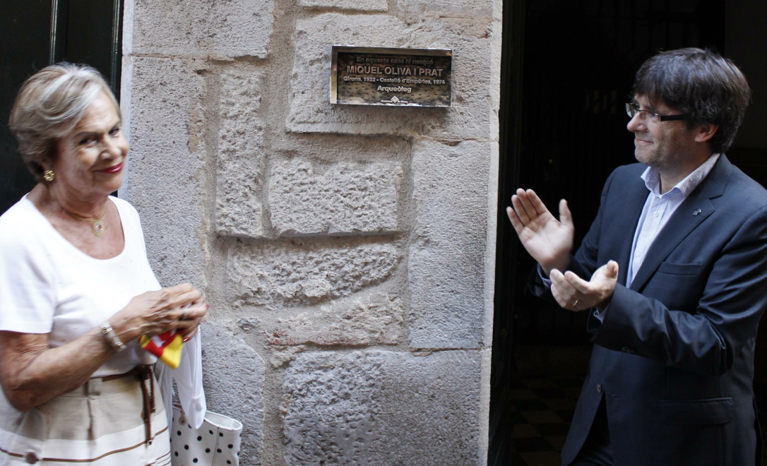 Girona recorda l’arqueòleg Miquel Oliva Prat amb la descoberta d’una placa a la seva casa natal