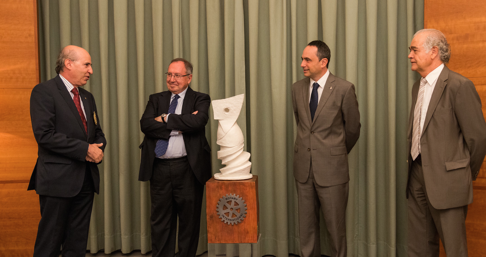 El Rotary Club de Barcelona dóna a la ciutat una escultura de Joan Gardy Artigas