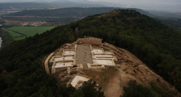 Cent anys d’excavacions arqueològiques a la muntanya