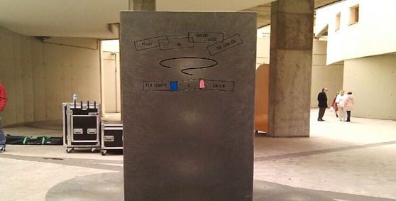 La Fundació ArtAids fa donació d’una escultura de Lawrence Weiner a Barcelona