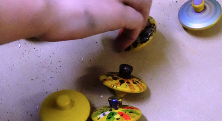 El taller d\'alumnes de la Galeria Dolors Ventós participa en la mostra de baldufes de Jordi Tolosa