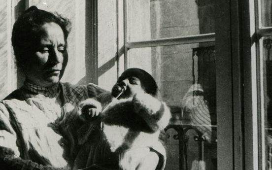 Descoberta de la placa dedicada a Antoni Tapiès al carrer Canuda, 39