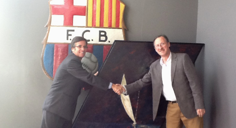 Josep Aragones entrega una obra al Museu del FC Barcelona