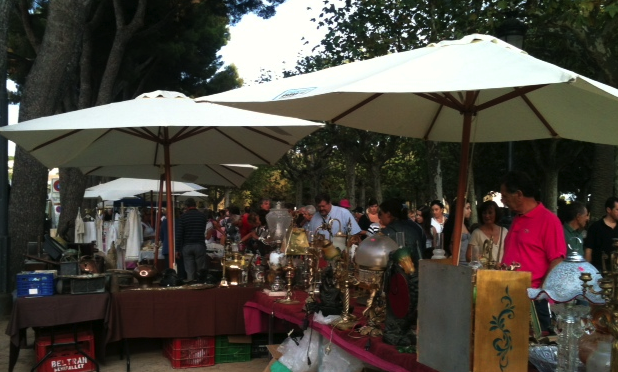 Els jardins Juli Garreta acullen el Mercat d’antiquitats Iecsalís