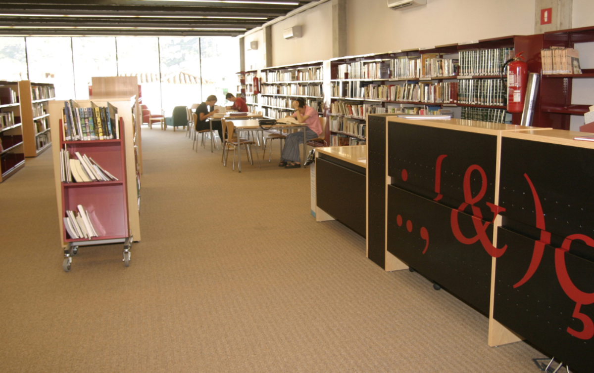 La Biblioteca Jaume Vicens Vives renova el seu fons bibliogràfic