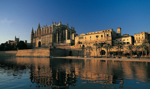 Cort difon les singulars Cases Santes de la Ciutat Antiga