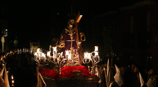 Visió artística de la processó del silenci al Palau Bofarull