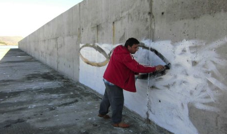 Carles Bros pinta un mural al dic
