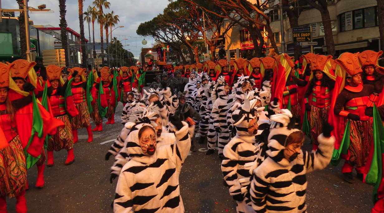 Més de 4.500 figurants i 69 colles participen a la Gran Rua del Carnaval