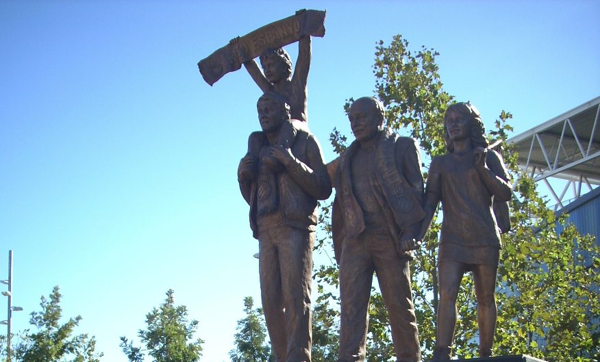 Escultura de Ció Abellí dedicada a l\'afició de l\'Espanyol