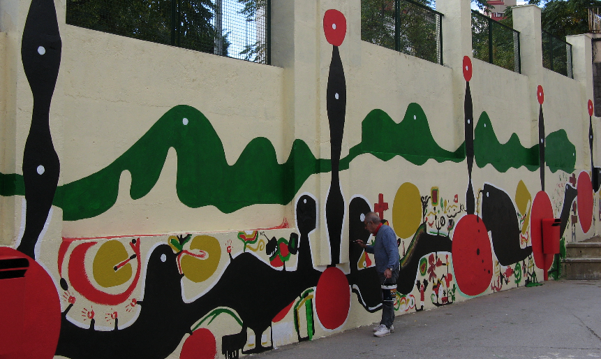 Arranz-Bravo pinta un gran mural per a una escola pública 