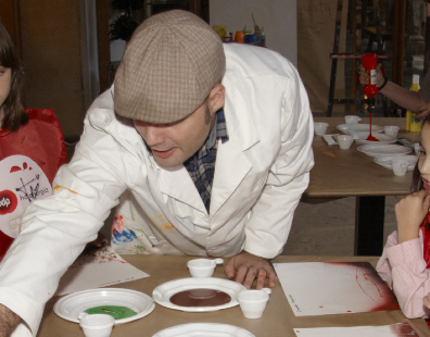 Marcos Tamargo en un taller de pintura infantil