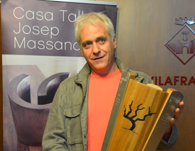 Josep Massana realitza el trofeu per la Copa Ràdio Vilafranca