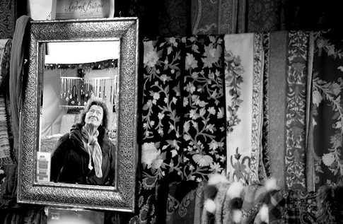 El món reflectit de Julia Roca Valverde a Lola Studio