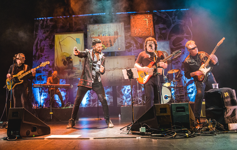 Les pintures de Doménec Batalla al concert de Sau30 de l\'Strenes 2022