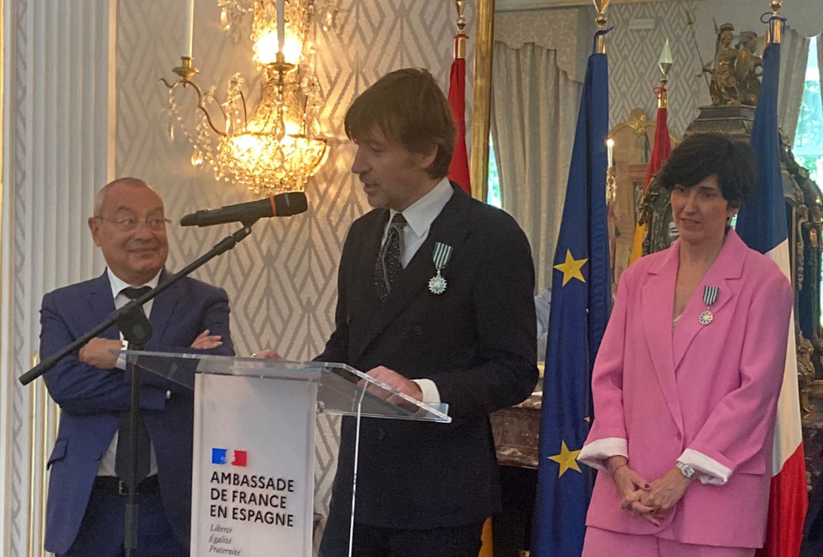 Albert Serra recibe la condecoración de Chevalier del Orden de las Artes y las Letras