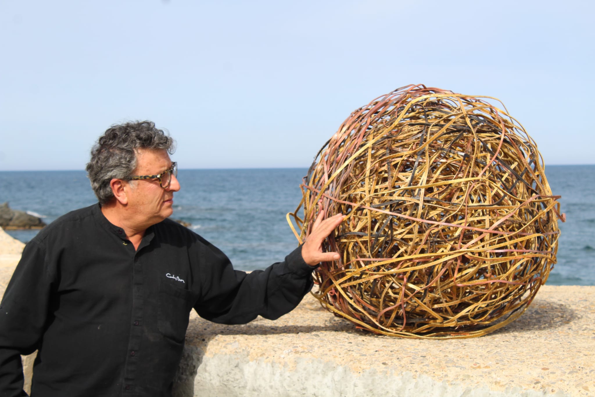 Mor Carles Bros, pintor i escultor que va fer de la mar el seu hàbitat creatiu