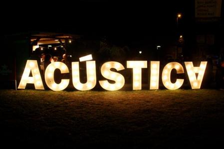 L'Acústica is committed to live music and live podcasts
