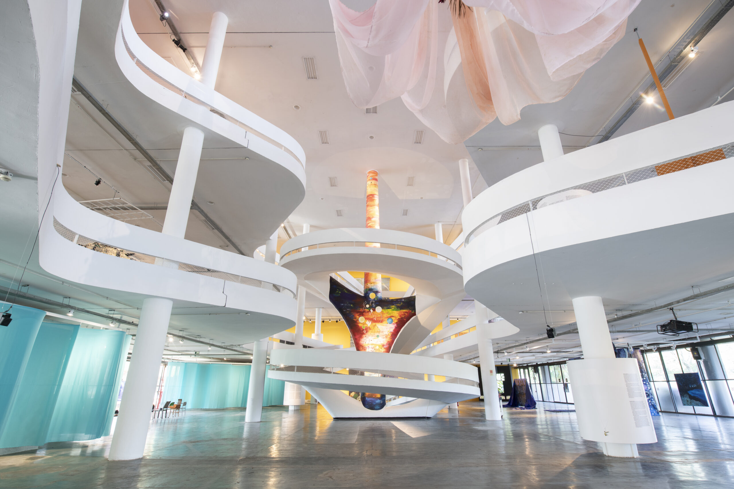 vista-da-instalacao-de-tanka-fonta-durante-a-36a-bienal-de-sao-paulo--levi-fanan_-fundacao-bienal-11-2560x1707