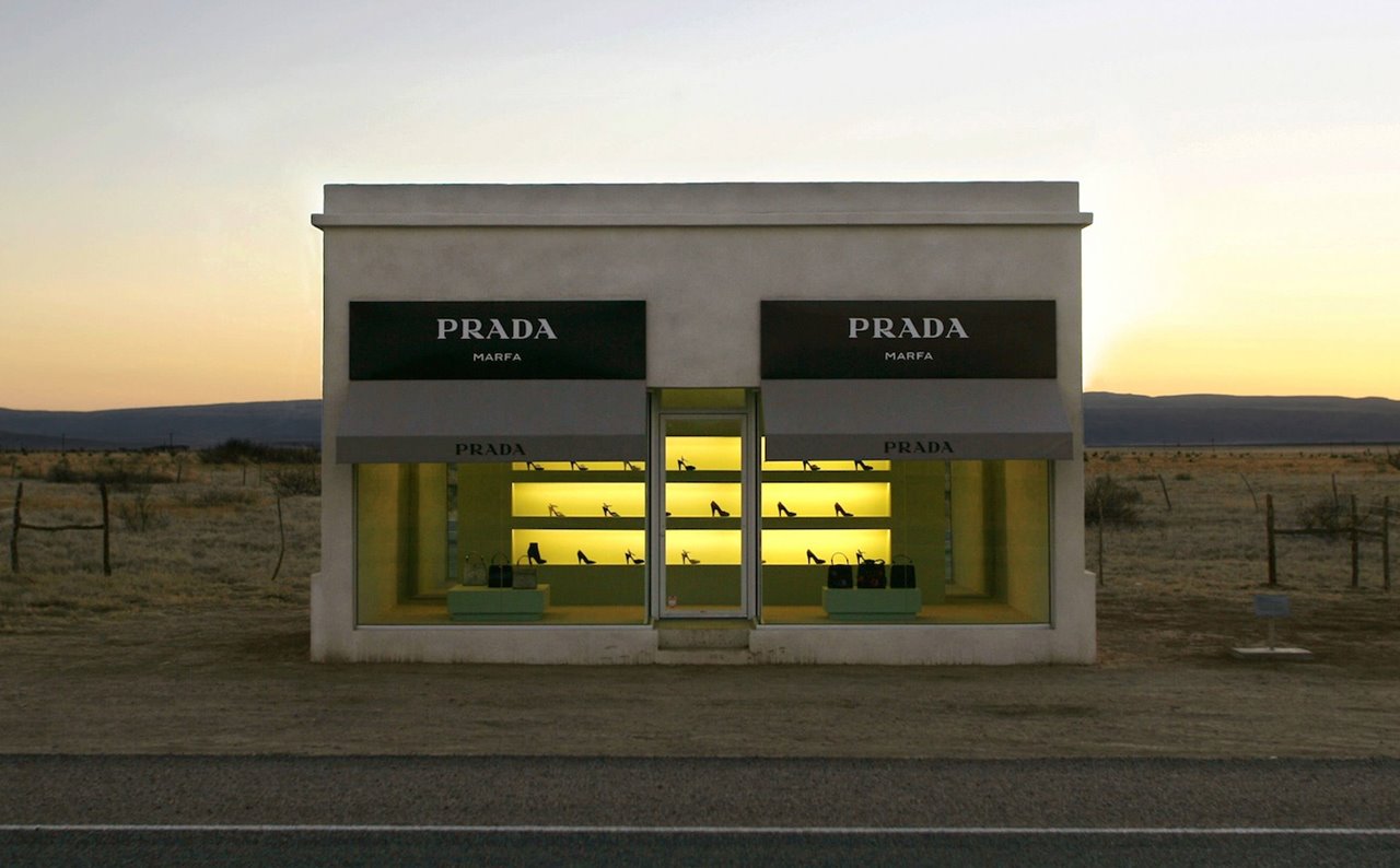 la-falsa-tienda-de-prada-se-encuentra-a-las-afueras-de-la-ciudad-de-marfa-en-las-solitaria-planicie-de-texas_abb09bad_1280x794