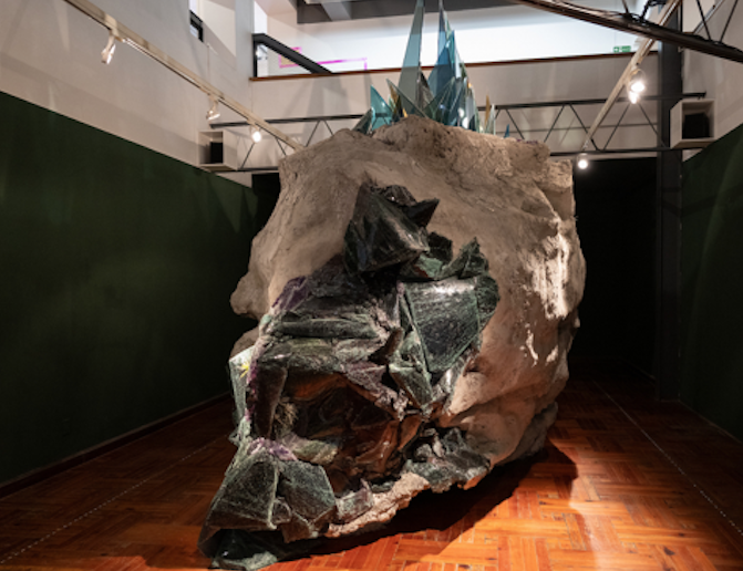 La instalación monumental de Guadalupe Ayala ocupa el MNAV