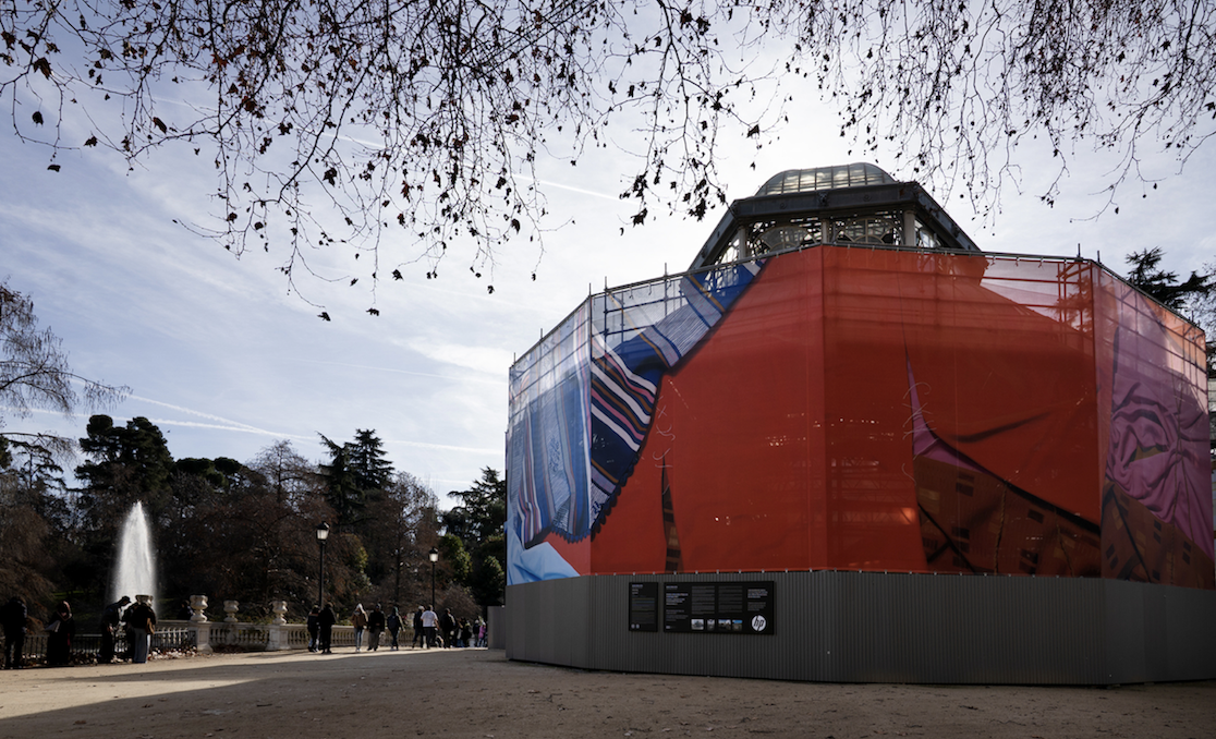 Andrea Canepa envelops the Crystal Palace with 'Fardo' and the textile ritual between memory and architecture - Bonart