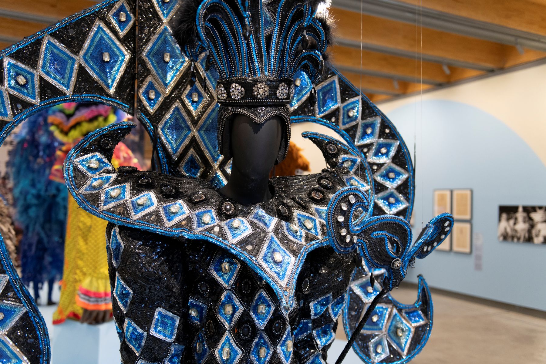 Trabalho de Carnaval reinventa la gran fiesta brasileña en la Pinacoteca de São Paulo