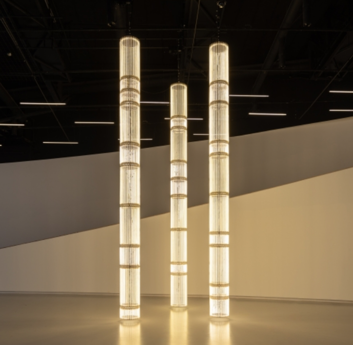 Cerith Wyn Evans y el arte de habitar lo intangible