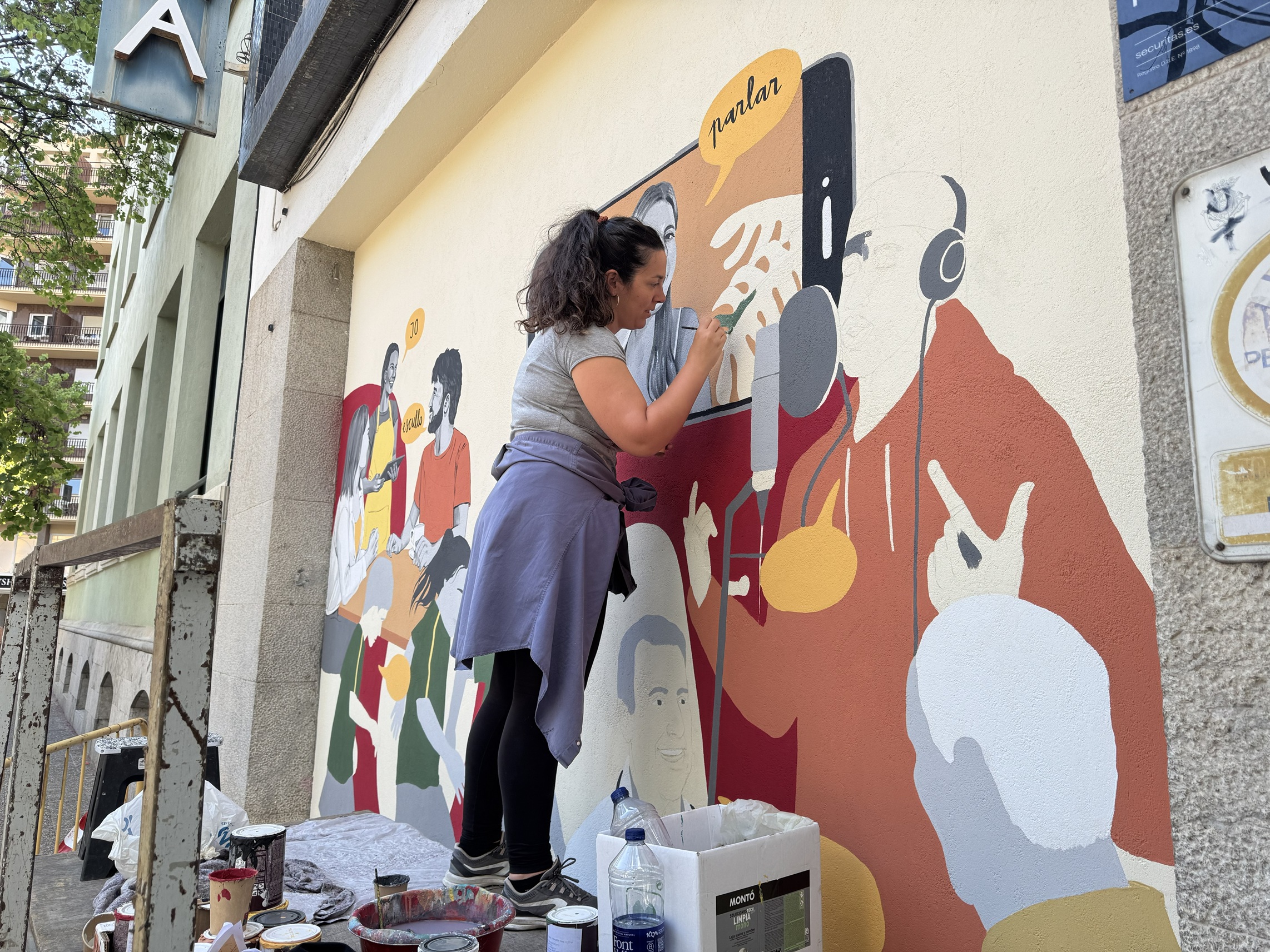 Girona pinta la llengua amb art urbà per reivindicar el català