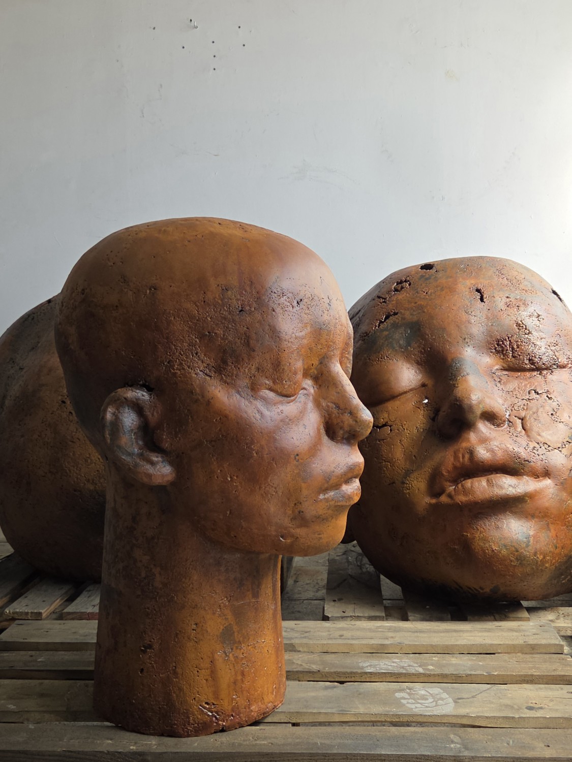 El reflex incòmode de l’humà: Samuel Salcedo inaugura una nova etapa a Galeria 3 Punts