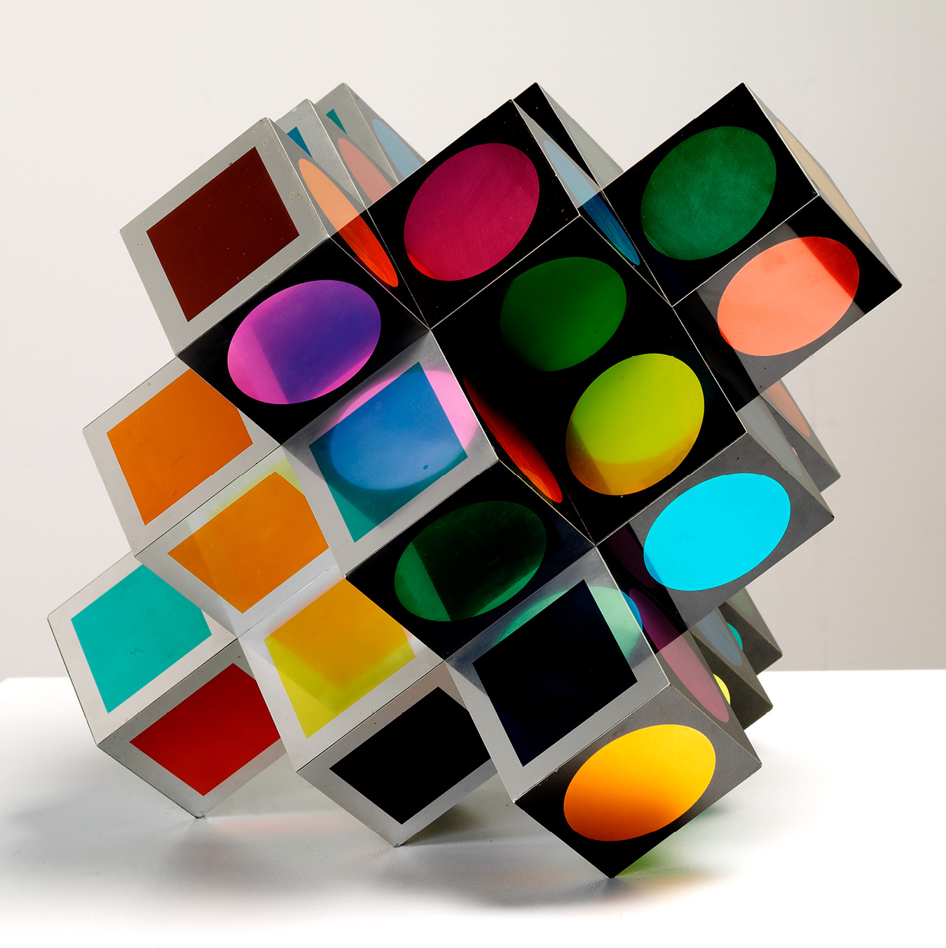 Vasarely 120 o el vértigo geométrico que anticipó el mundo contemporáneo